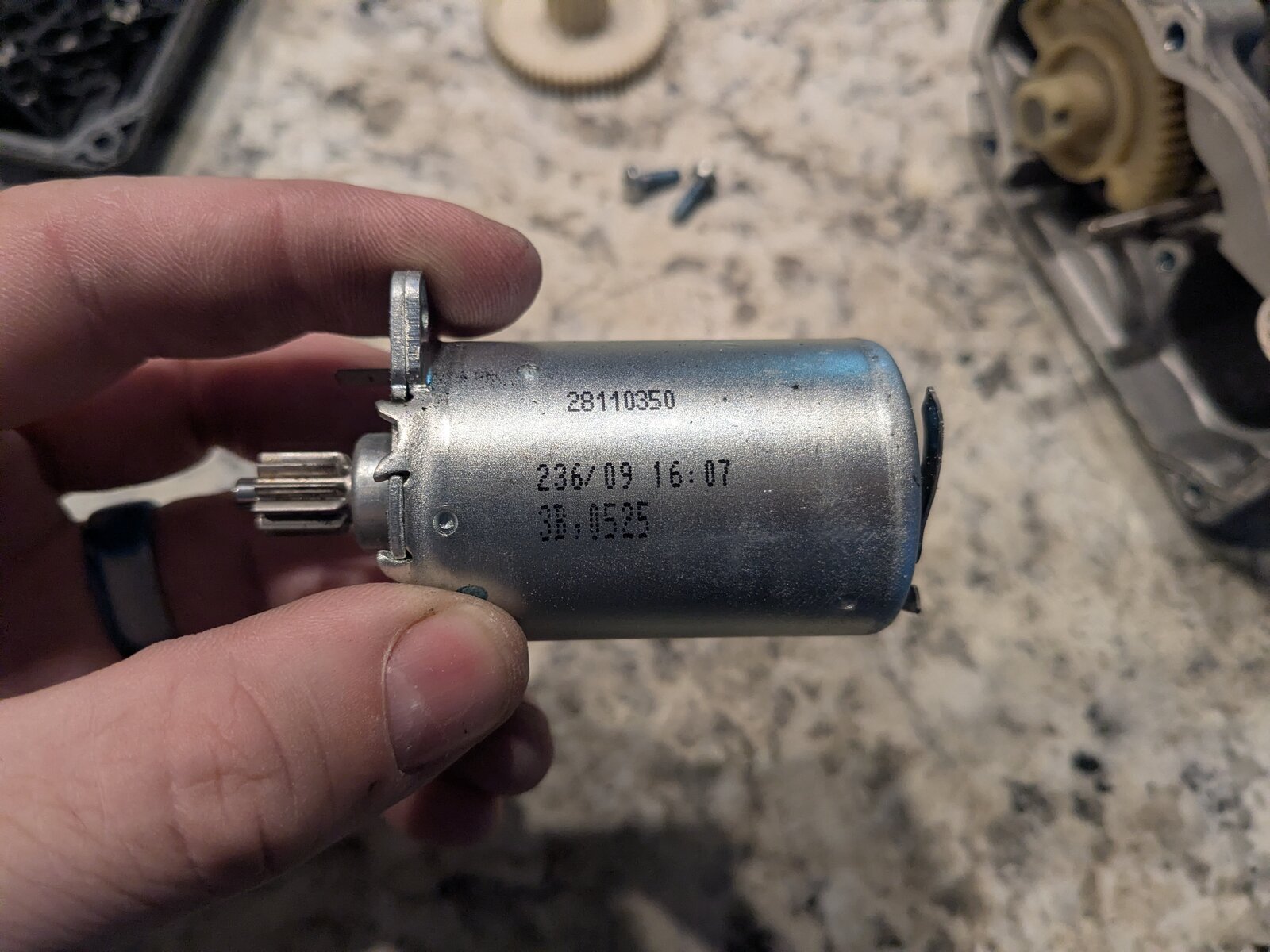 Full manufacturer label on the actuator motor reading 28110350, a date code of 236/09 16:07, and a secondary code 3B:0525.